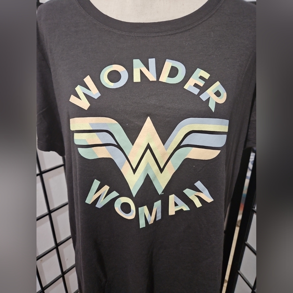 TORRID Size 2 (2X) Wonder  Woman Graphic Tee Short Sleeve